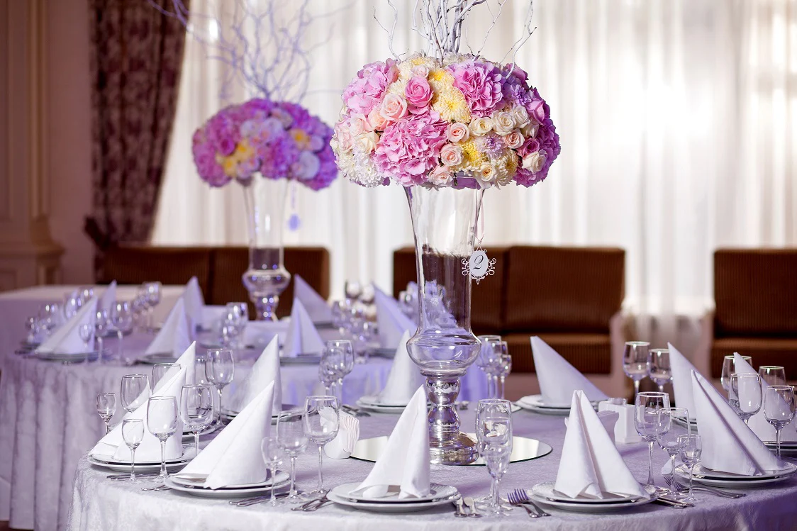 white round tablecloth with glass flower vase centerpiece