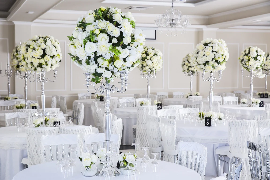 white round tablecloth with glass flower vase centerpiece