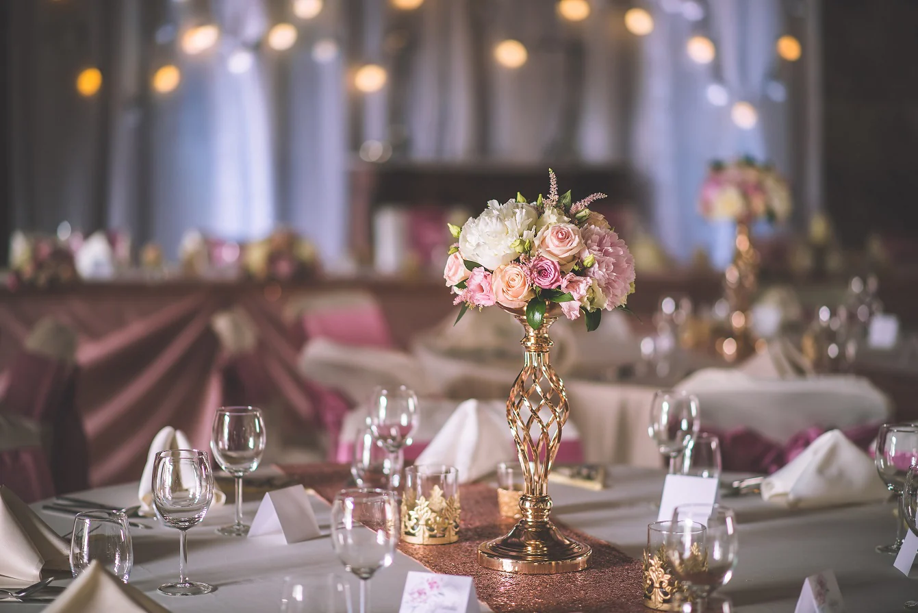 white round tablecloth with glass flower vase centerpiece