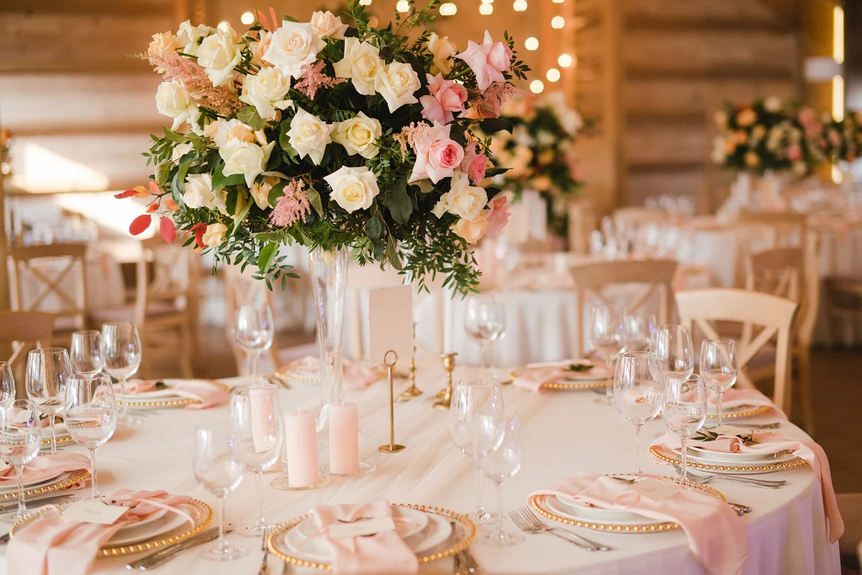 white round tablecloth with glass flower vase centerpiece